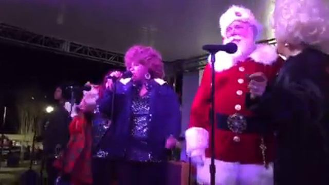 Tanger Mall Southaven MS, Fabled Santa and Mrs. Claus helping with the Jingle Bell Rock! смотреть онлайн