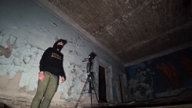 Все люди обходят это место стороной. Снял призрак пропавшей девочки на камеру. Здесь пропадают дети смотреть онлайн