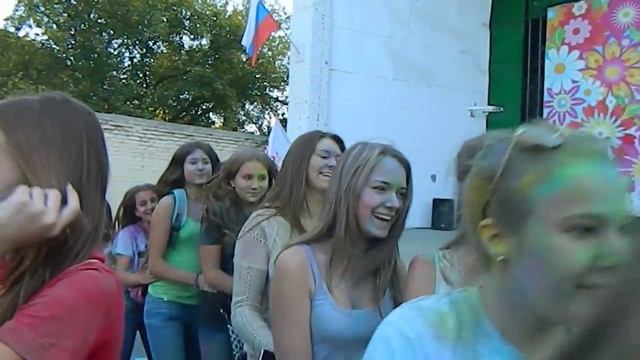 Фестиваль красок в Сулине: а ведь мы и танцуем всем Сулином не плохо! смотреть онлайн