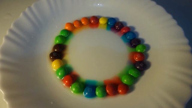 Радуга Skittles и M&M's . Эксперименты для детей. DIY . Experiments For Kids