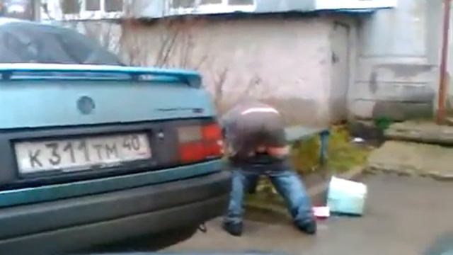 Пьяные приколы: партизан у подъезда смотреть онлайн