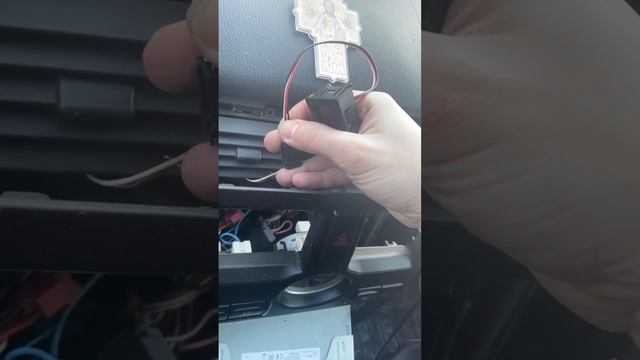 Подключение вольтметра к штатной фишке вместо часов Лада Приора смотреть онлайн