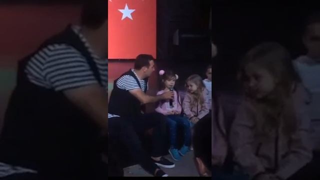 У человека есть жена Он смотреть онлайн