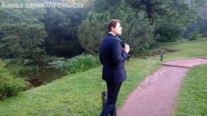 Великий маэстро Понасенков любуется природой в парке под Ride It