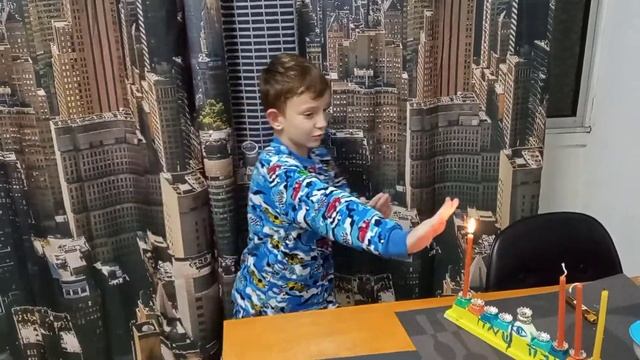 как тушить свечку рукой смотреть онлайн