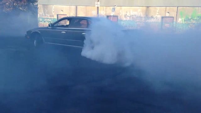 1990 Infiniti Q45 Burnouts & Donuts until the treads fly off смотреть онлайн