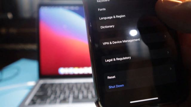 HOW TO UNINSTALL/DOWNGRADE iOS 15 Beta WITHOUT Deleting Your Data - Tutorial смотреть онлайн
