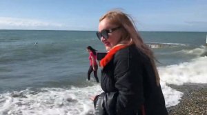 Даша в холодном море купается!