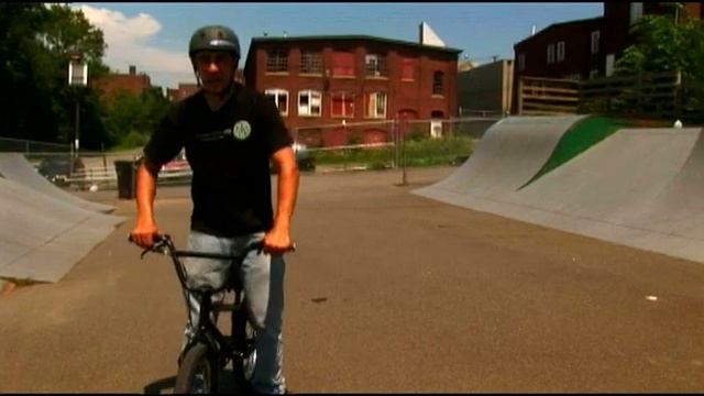 Basic Freestyle BMX Tricks : How to Do a Fakie on a BMX Bike смотреть онлайн