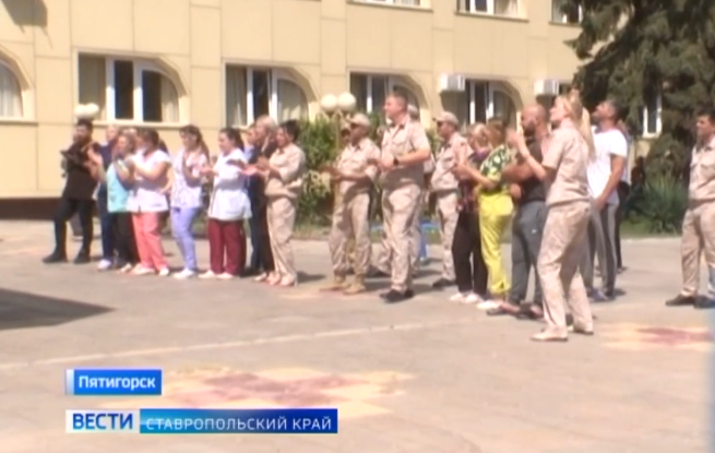 В военном госпитале Пятигорска прошёл концерт для пациентов смотреть онлайн