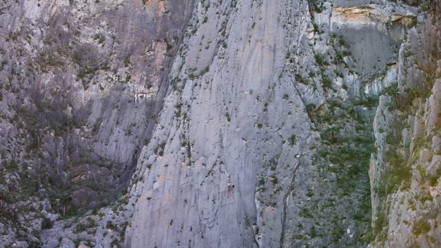 Free-Climbing El Sendero Luminoso 5.12d with Jordan Cannon and Michael Holmes смотреть онлайн