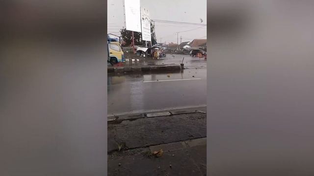 Apocalypse in Indonesia! Tornado in the province of West Java! 55 000 people without electricity! смотреть онлайн