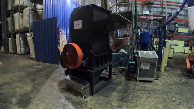 Промышленная дробилка для пластика SWP-800 (пробный запуск на ПНД канистре) смотреть онлайн