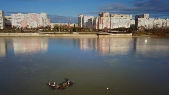 Краснодар: новогодняя ёлка у речки на набережной в ЮМР смотреть онлайн