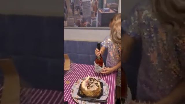 Поздравляем маму с Днем Рождения. Подарки и танцы. смотреть онлайн