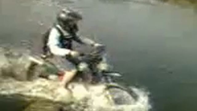 Через брод на Suzuki TS 50 Hustler смотреть онлайн