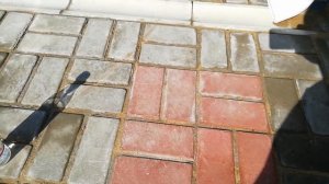 Как отмыть тротуарную плитку от цемента? Это видео вам поможет)