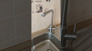 Высокий смеситель разбрызгивает воду. Что делать?