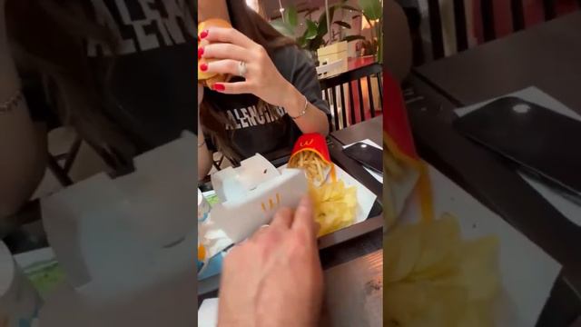 MCDonalds👀 Арсен говорит что я много ем 🙈 смотреть онлайн