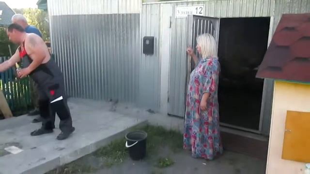 MVI 3457 МУЖЧИНЫ УКЛАДЫВАЮТ ФУНДАМЕНТ ДЛЯ ДОМИКА! смотреть онлайн