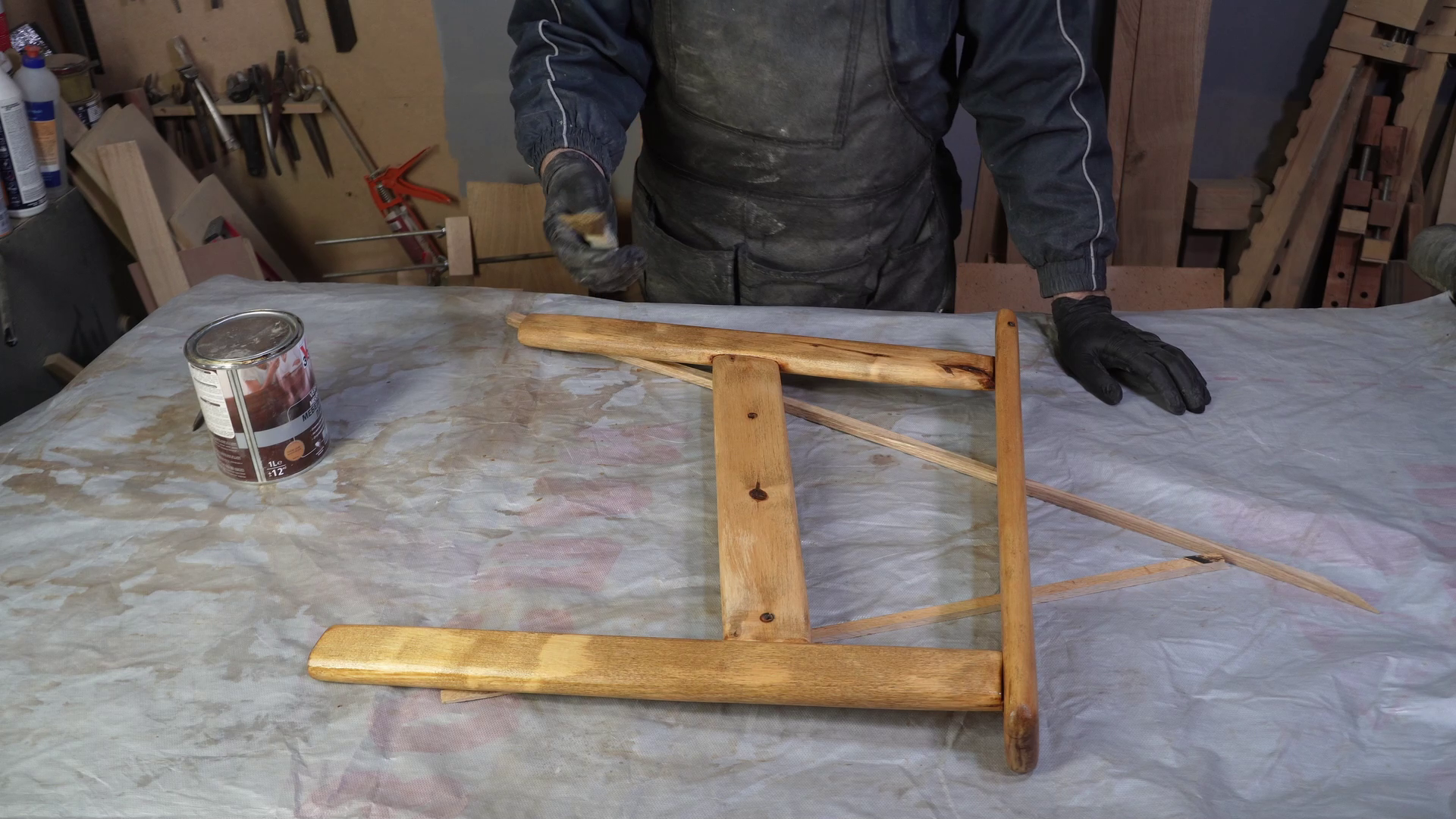 Реставрация старого кресла. Часть 3. Лакирование подлокотников смотреть онлайн