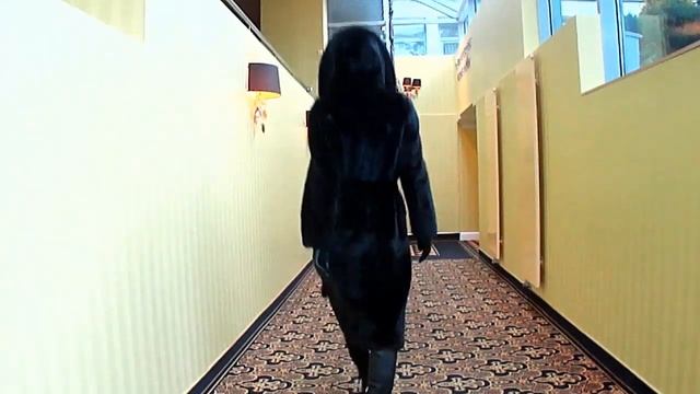 Шубка из меха бархатной норки с капюшоном. смотреть онлайн