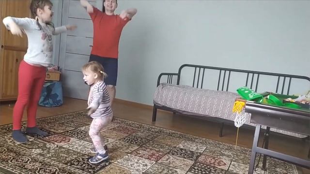 А мы танцуем !!! Детский канал представляет . Танцы с папой. Видео для детей . ( ˘⌣˘)♡(˘⌣˘ ) смотреть онлайн