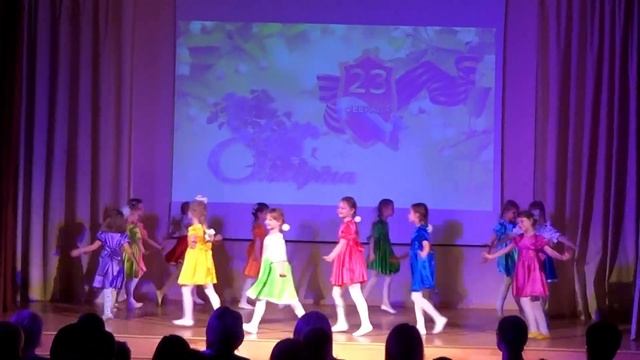 Танец "Молодая". Выступление в школе смотреть онлайн