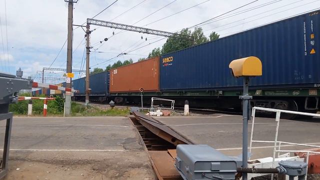 Электровозы ВЛ11.8-334А и ВЛ10У-548 с грузовым поездом. смотреть онлайн