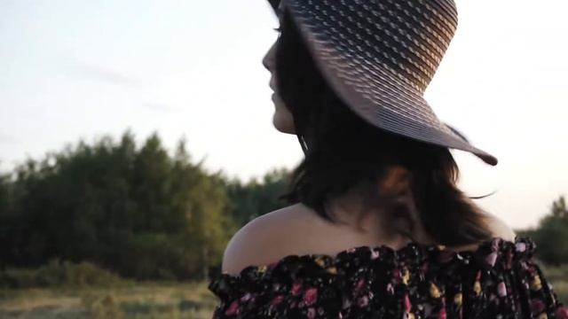 короткий метр, красивая девушка,красивый лес ,киношная картинка на камеру , киношная картинка смотреть онлайн