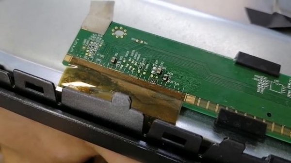 Полосит экран и нет изображения на телевизоре KIVI 32HB50GR . Пайка шлейфа матрицы. Ремонт.