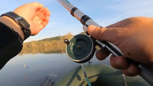 Ловля весеннего КАРАСЯ перед запретом ! Рыбалка на поплавочную удочку с лодки.Апрель 2020 смотреть онлайн