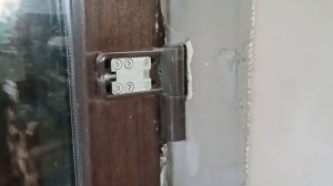 Регулировка петель металослпастиковой двери. Своими руками)