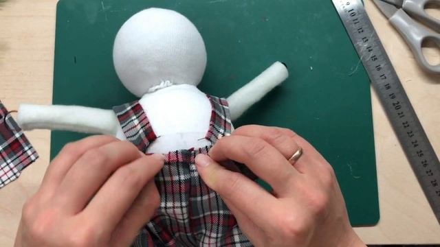 Новогодний снеговик своими руками из пенопластовых шаров / How to make a snowman out of foam balls смотреть онлайн