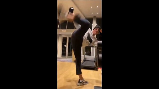 Жан-Клод Ван Дам - Звезда боевиков, актёр, завоевавший сердца миллионов зрителей по всему миру! смотреть онлайн