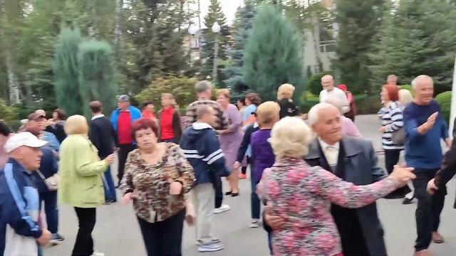 БУДУ УТРО КАЖДОЕ ЦВЕТЫ ДАРИТЬ! ТАНЦЫ ХАРЬКОВ УКРАИНА СЕНТЯБРЬ 2023 смотреть онлайн