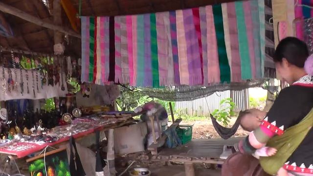 деревня длинношеих женщин смотреть онлайн