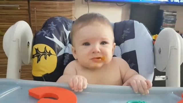 До слез)) Матвей!!! Первый прикорм. Пробуем тыкву))) смотреть онлайн