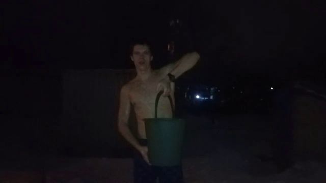 Иду за дом. Обливаться,так обливаться. Закаливание холодной водой. Обливание 2 ведра. Ветер дует.