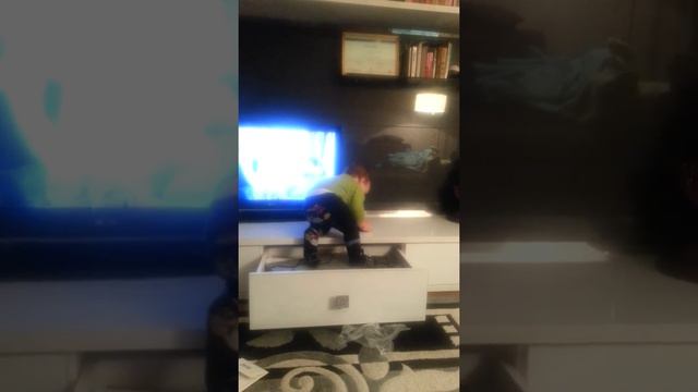 Амир лезет на шкаф:) смотреть онлайн