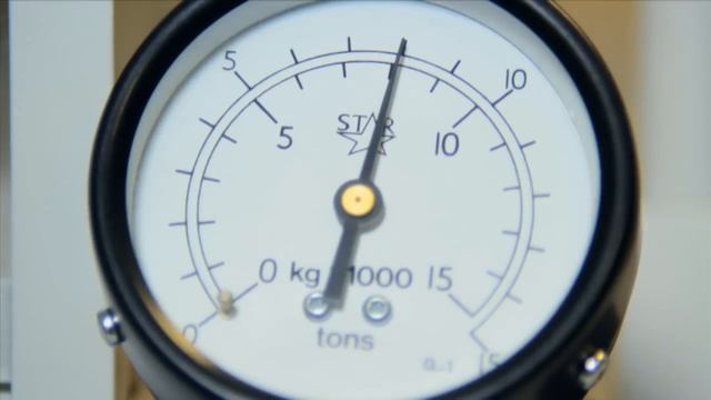 Specac's Manual Hydraulic press in action смотреть онлайн