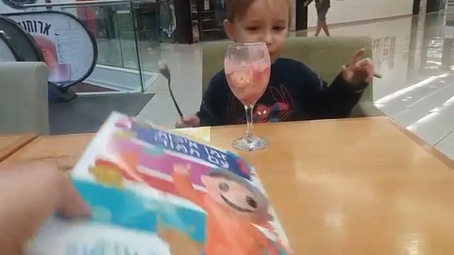 ИЛЮША В КАФЕ КУШАЕТ МОРОЖЕНОЕ ??ОБЗОР ЕДЫ? ПОСЛЕ УКОЛА В ВЕНУ ВЛОГ ? ИЗРАИЛЬСКИЕ СЛАДОСТИ И КАФЕ