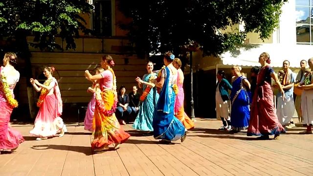 Красивые девушки на Трёхсвятской смотреть онлайн