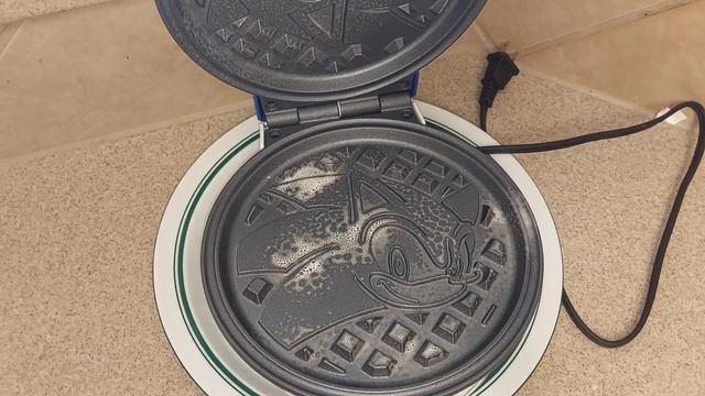 SONIC WAFFLE MAKER UNBOXING + COOKING! смотреть онлайн