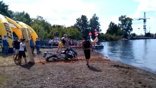 Экстрим-шоу - летом через реку на снегоходе смотреть онлайн