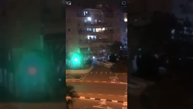 Карантин в Израиле. Местные жители поют молитву из окон. смотреть онлайн