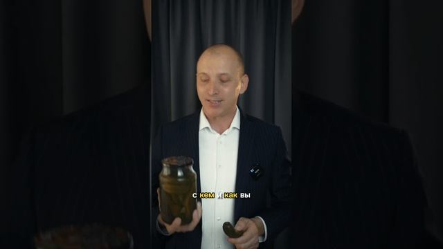 Банка с огурцами.