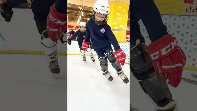 Какой из хоккеистов верно делает стартовый рывок из положения боком? #тренер #coach #каток #skills