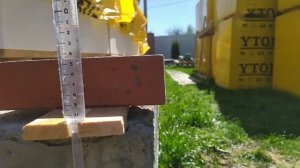 Устанавливаем уровень фундамента гидроуровнем