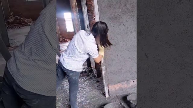 Молодая девушка с отличными навыками укладки плитки - непревзойденные навыки укладки плитки ЧАСТЬ 14 смотреть онлайн